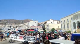 Palestine fanatics block Israeli cruise ship in Greece