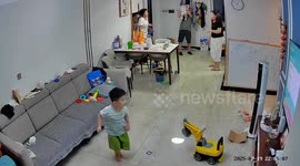 Quick reaction prevents baby from falling in Shandong, China