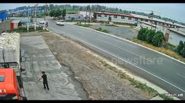 Cargo mishap causes man to fall while securing load in Liaoning, China