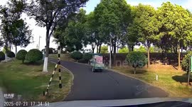 Tricycle loses balance and crashes after being bumped in Anhui, China