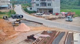 Tricycle tips over and keeps going after fall in Guizhou, China