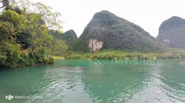 Scenic vlog turns into splash as author falls into river in Guangxi, China