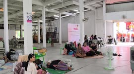 Thais fleeing border areas take shelter in university amid armed conflict with Cambodia