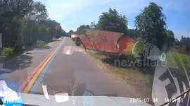 Dashcam captures head-on collision during overtaking attempt in Anhui, China