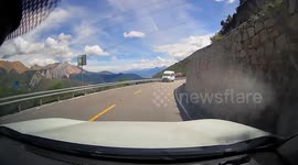 Close call on Sichuan‑Tibet Highway as overtaking maneuver nearly causes collision in Tibet, China