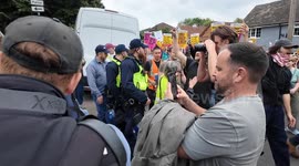 Man sings in support of Tommy Robinson provoking Stand Up To Racism rally in Epping