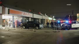 US, Los Angeles: Green Meadows Another AutoZone Looted After Street Takeover