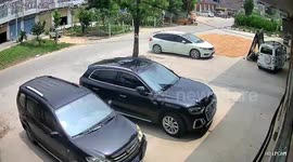 Tricycle crash leaves two injured after high-speed collision in Jiangsu, China