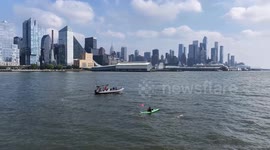 US: Turkish teen swimmer completes New York’s 20 Bridges Swim