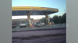 BMW driver forgets fuel hose and it snaps back spraying other motorist in face