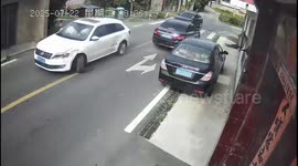 Traffic disruption after three-vehicle crash in Anhui, China