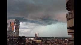 US: Shelf Cloud Rolls Over Minneapolis Sky
