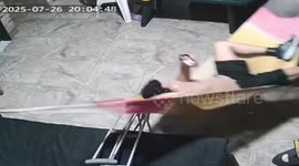 Hammock snaps causing man to fall in Yopal, Casanare, Colombia