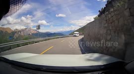 Overtaking car narrowly avoids head-on crash in China