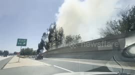 US, Los Angeles: Van Nuys Brush Fire Threatens Structures Near Freeway
