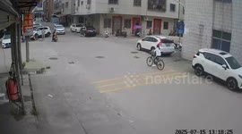 Woman on bicycle collides with car in Guangdong, China
