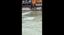 Man jumps into river to rescue drowning woman in Hunan, China