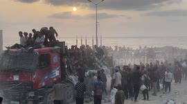 Hunger-stricken Palestinians flock to aid distribution point to receive some flour