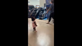 Toddler warms hearts by handing out high-fives to shoppers in US