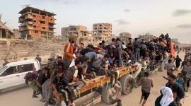Hunger-stricken Palestinians flock to aid distribution point to receive some flour (3)