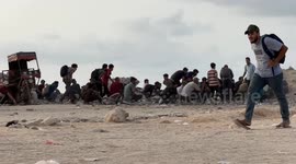 Hunger-stricken Palestinians flock to aid distribution point to receive some flour (2)