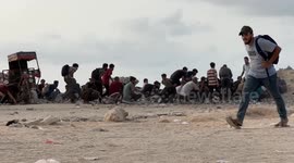Hunger-stricken Palestinians flock to aid distribution point to receive some flour (2)