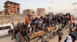 Hunger-stricken Palestinians flock to aid distribution point to receive some flour (3)