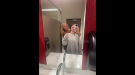 Loud bathroom interruption turns mirror selfie into comedy in Virginia Beach, USA