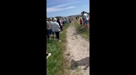 Marathon runner saves fall with surprise twerk in Spangereid, Norway