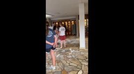 US: Supply Lines Form at Maui Hotel After Quake Off Russia Triggers Tsunami Warning