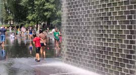 US: Chicago residents seek relief at Crown Fountain as temperatures soar