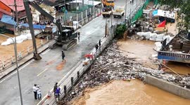 Soldiers rush to evacuate villagers from floods in northern Thailand