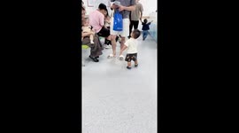 Playful toddler’s curious touch sparks laughter in Guangdong, China