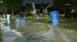 US, Los Angeles: Carthay Large Water Main Break