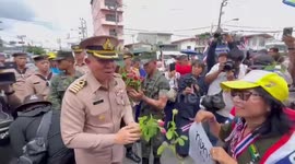 Thai nationalists rally with flowers and flags to support military as clashes continue with Cambodia