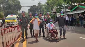 Moment Thailand returns two captured Cambodian soldiers at border under international law