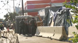 US, Los Angeles: Van Nuys Clearing Operation Underway at Homeless Encampment