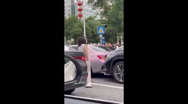 Rear-end collision escalates into fight over insult in Shenzhen, China