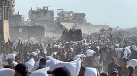 Hunger-stricken Palestinians rush to Gaza aid distribution point for limited flour (2)