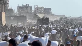 Hunger-stricken Palestinians rush to Gaza aid distribution point for limited flour (2)