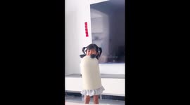Little girl gets stuck in trash can and dad struggles to free her in Henan, China