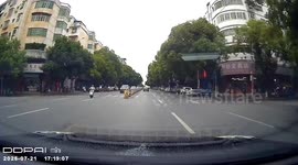 Driver stops child from crossing road alone in Jiangxi, China