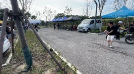 Motorcycle rider loses balance mid-air during ramp jump in Zhejiang, China
