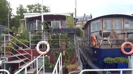 Cheyne Pier screeching sounds - Houseboat Arequipa Chelsea rocking in the wind