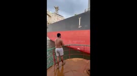 Seaman botches attempt at throwing rope to passing ship