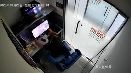 Gamer startled after slamming table dislodges PC case in Zhejiang, China