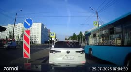 Bungling motorist copies bus moving on red light and crashes on green light
