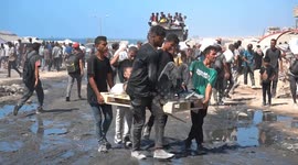 Hunger-stricken Palestinians flock to Zikim aid distribution center in Gaza for limited flour