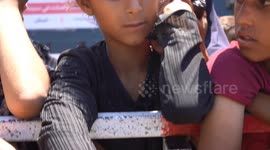 Starving Gazans wait in line for hours to receive hot meal despite risk of burns, overcrowding