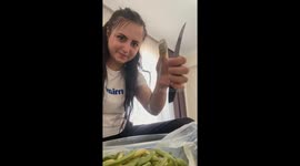 Woman's genius food prep hack prevents finger injuries